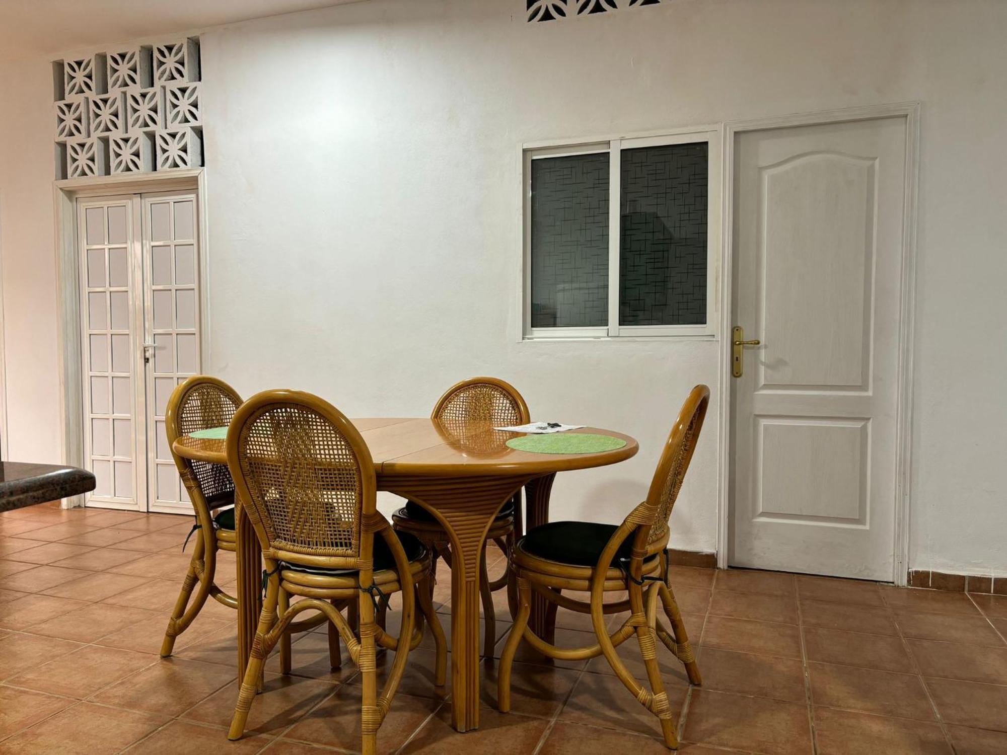 Habitacion Matrimonial En Un Bajo Bano Compartido Areas Compartidas Abades  Exterior foto